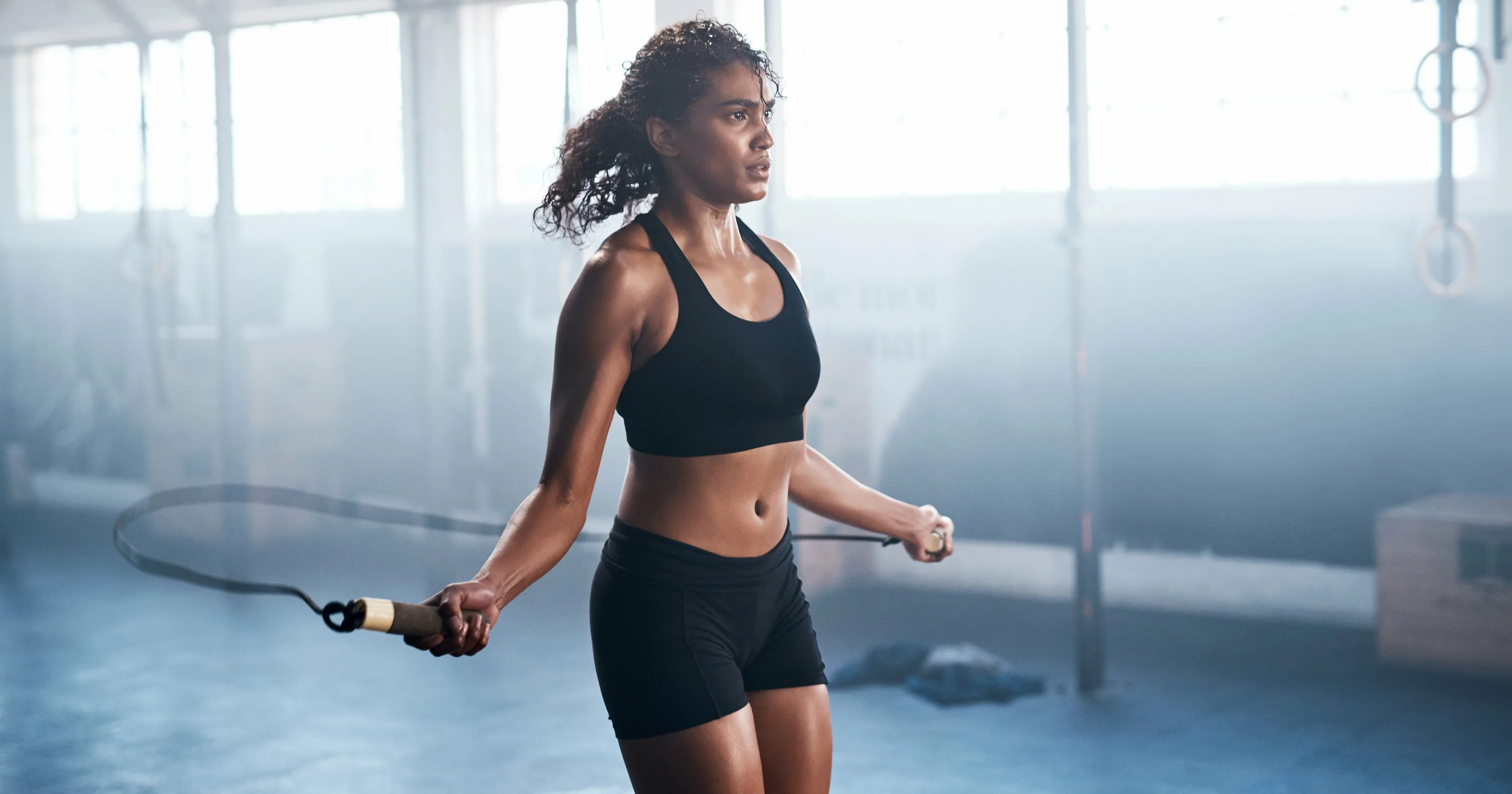 Mujer entrenando en casa con equipamiento DONACAR